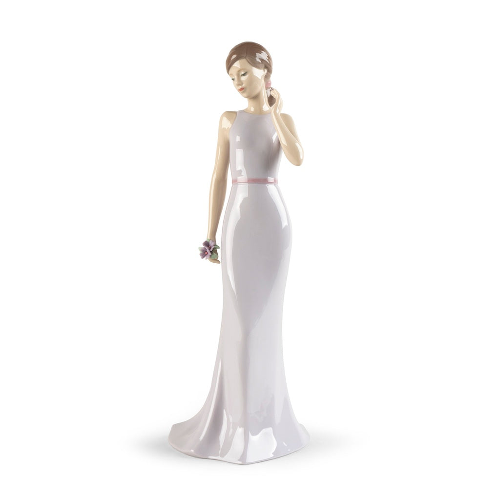 Nao By Lladro Sweet Elegance With Flower (Pink)